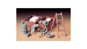 TAM35180.jpg. 1/35 German Engine Maintenance Crew