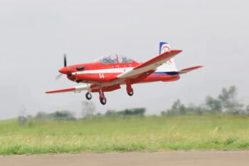 BH151_2.jpg. Black Horse PC 9 Pilatus 33cc incl AirRetr Oleo Struts