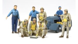 TAM61107.jpg. 1/48 WWII USN Pilots w/Tug